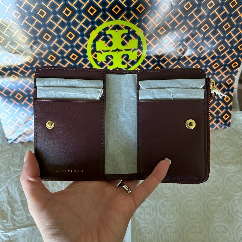 Tory Burch McGraw Bifold Wallet Wine - Picture 4 of 13